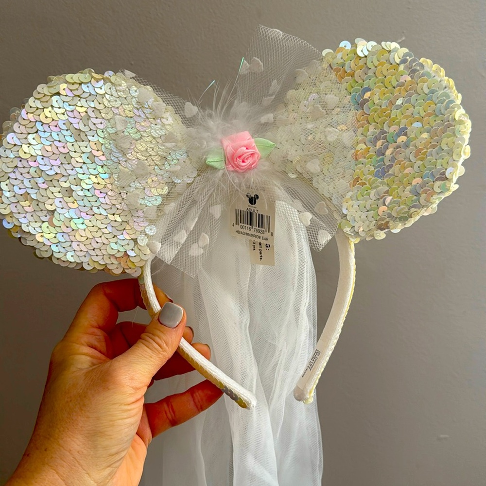 Bride Minnie Mouse ear headband with veil